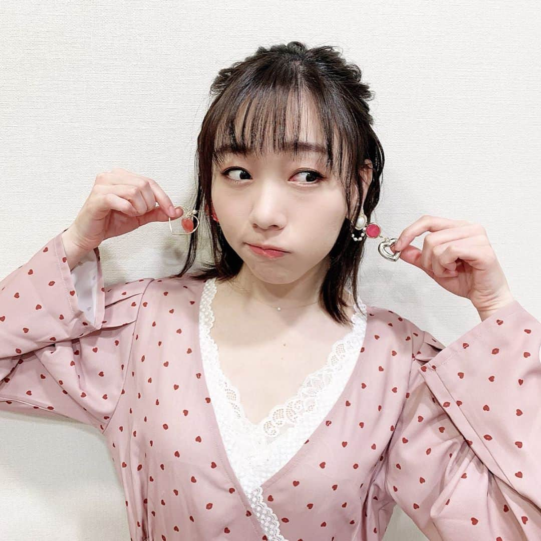 須田亜香里さんのインスタグラム写真 - (須田亜香里Instagram)「3月20日(金) #スイッチ @thk_switch  東海テレビ生放送 月1 レギュラー出演 今月もありがとうございました！ 高橋ひとみさんが本番前におしゃれスイーツくださったよ💕 いつもあかりちゃーんって話しかけてくださるのが嬉しいです☺️ デヴィ夫人と阿佐ヶ谷姉妹さんの伊勢の旅のVTRも最高でした！ . . さて、スイッチは私服での出演なので紹介 ↓ ワンピース #honeysalon ピアス @wakusei_chiho グロス #burberry 珍しくあまーく仕上げてみました。 でも、恥ずかしいのでマーチンで軽めにシメてみました。 #私服 #ワンピース #須田亜香里の服 . . . 今夜はフジテレビ19:00〜 #fns音楽特別番組 #春は必ず来る 出演です💪」3月21日 13時05分 - akarisuda