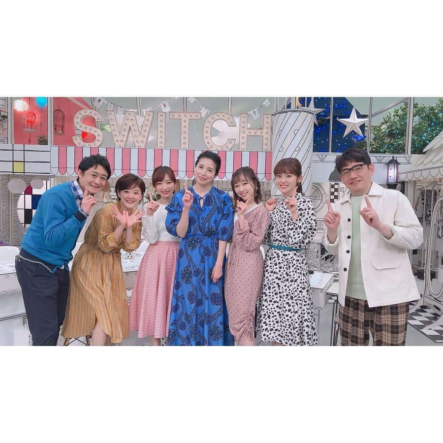 須田亜香里さんのインスタグラム写真 - (須田亜香里Instagram)「3月20日(金) #スイッチ @thk_switch  東海テレビ生放送 月1 レギュラー出演 今月もありがとうございました！ 高橋ひとみさんが本番前におしゃれスイーツくださったよ💕 いつもあかりちゃーんって話しかけてくださるのが嬉しいです☺️ デヴィ夫人と阿佐ヶ谷姉妹さんの伊勢の旅のVTRも最高でした！ . . さて、スイッチは私服での出演なので紹介 ↓ ワンピース #honeysalon ピアス @wakusei_chiho グロス #burberry 珍しくあまーく仕上げてみました。 でも、恥ずかしいのでマーチンで軽めにシメてみました。 #私服 #ワンピース #須田亜香里の服 . . . 今夜はフジテレビ19:00〜 #fns音楽特別番組 #春は必ず来る 出演です💪」3月21日 13時05分 - akarisuda