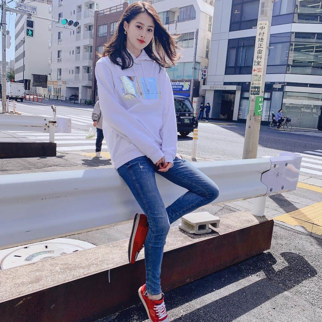 倉松すみれさんのインスタグラム写真 - (倉松すみれInstagram)「💁🏼‍♀️☀️#ootd . . . hoodie @balr_jpn  denim @zara  shoes @philippemodelparis . . . . #balr#balrjapan#balancestyle#zara#philippemodel#hoodie#footballfashion#ボーラー#バランススタイル#フィリップモデル#フーディーコーデ#私服#カジュアルコーデ　@balancestyle」3月21日 13時10分 - sumire_0415