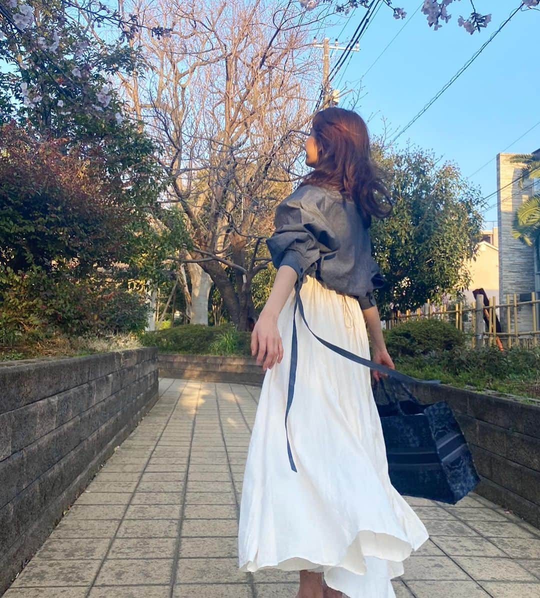 佐藤晴美さんのインスタグラム写真 - (佐藤晴美Instagram)「春がやってきたみたいです。 桜もちらほらと🌸 いろんな事があって色んな感情にもなるけれど、大丈夫ありのままのでいようって元気をくれるこの温かさが大好きです。 そして今日はFNS生放送です！ 心を込めてパフォーマンスします！ ぜひ見てください！！ #ワンピースはオーガニックコットンでできていてとても肌触りが良いのです#お気に入りです」3月21日 13時20分 - sato_harumi__official