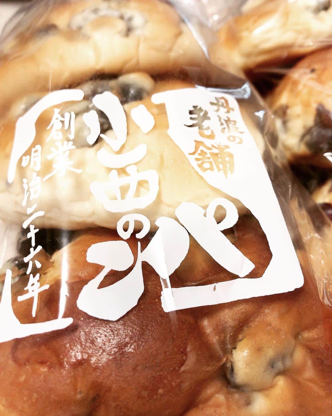 のインスタグラム：「丹波篠山で有名な小西のパン🍞  これ、でっかい丹波の黒豆が  入ったほのかな甘みあるパンなのだ。  いっつもすぐ売り切れるんだって。  今回は祖母の三回忌で特注。  焼き上がりほかほかのパンの香りは  最高でした。  This bread is the famous in Sasayama city , Hyogo pre. is called Konishino pan and  black beans in it. What a nice scent🥐❤️ #bread  #blackbeans  #scent  #tasty  #yammy  #famous  #丹波篠山  #小西のパン  #小西の黒豆パン  #兵庫 #美味しい #いい香り」