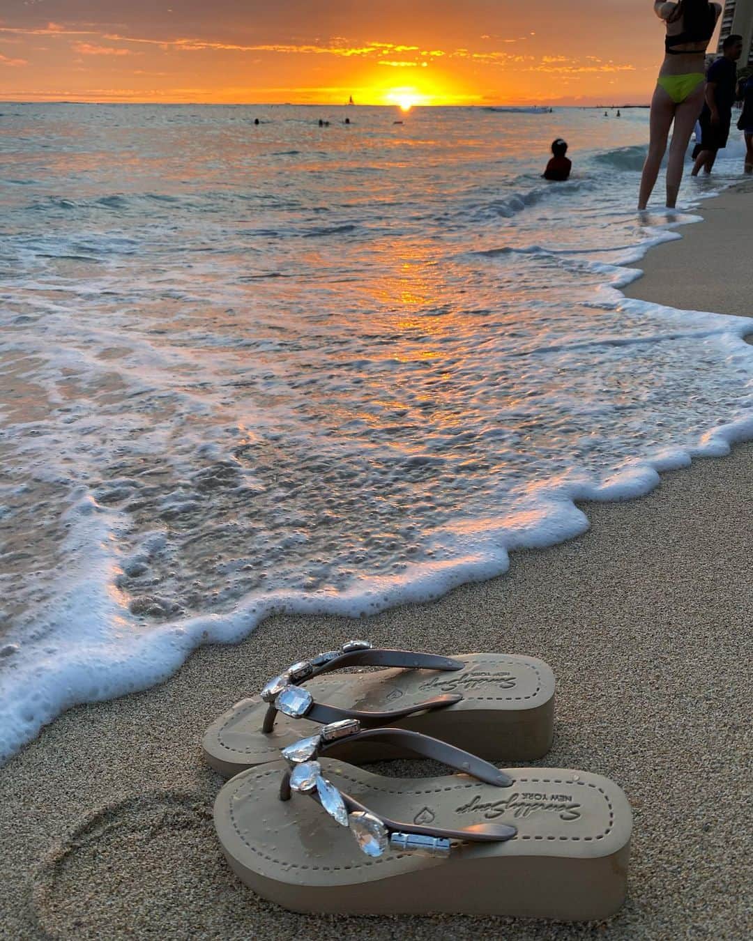 川田御早希さんのインスタグラム写真 - (川田御早希Instagram)「明日から海に入れないそうで、入り納め  #ハワイ  #春分の日 #夕日  #引き寄せ #上機嫌 #いい気分 #今幸せでいよう #今を楽しむ」3月21日 13時28分 - misaki_kawada