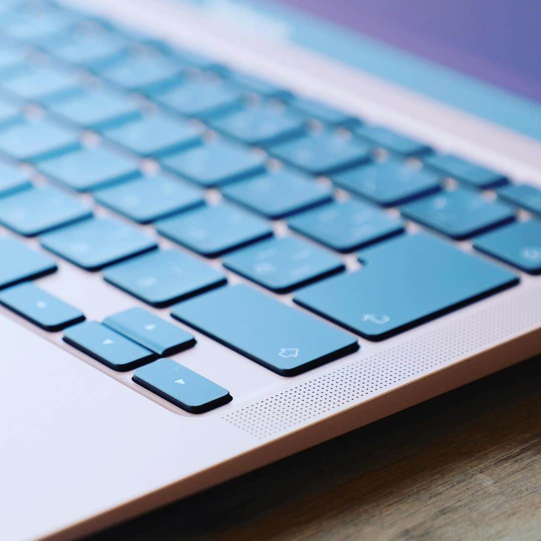 松村太郎のインスタグラム：「#MagicKeyboard with computer!  #Apple #MacBookAir Early 2020」