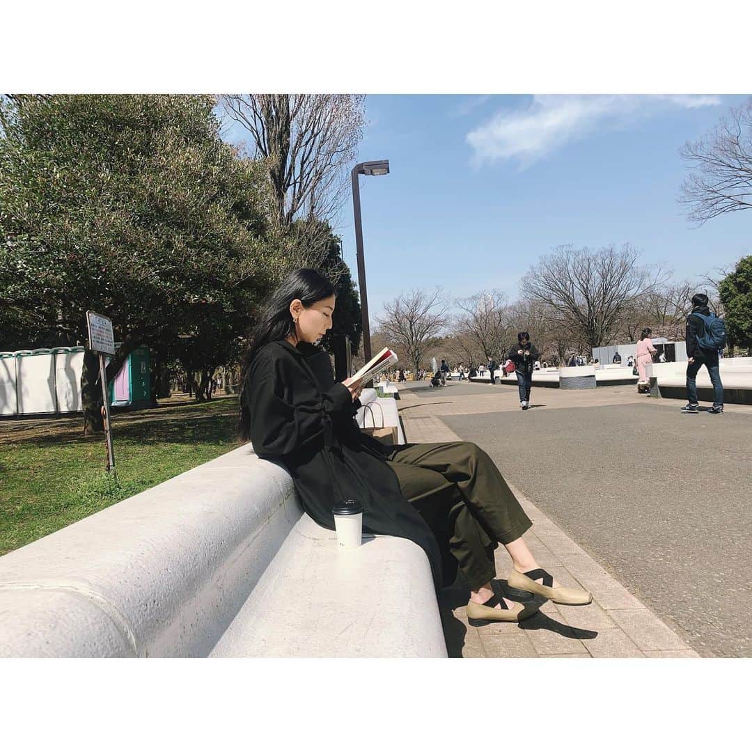 大田由香梨さんのインスタグラム写真 - (大田由香梨Instagram)「Little nap でコーヒー買って☕️代々木公園でゆっくり読書📖  良い本と太陽の光は、心身を元気にしてくれる🌸  #Saturday  読んでる本は　#ChibetanHeeling #littlenapcoffee」3月21日 13時52分 - otayukari