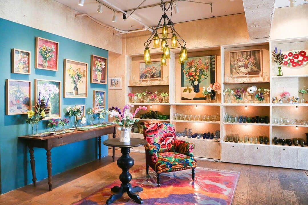 HPFRANCE　アッシュペーフランスさんのインスタグラム写真 - (HPFRANCE　アッシュペーフランスInstagram)「【H.P.DECO】 アートに包まれた花の部屋  @hpdeco_aosando が『花の部屋』をテーマに色鮮やかなアートに包まれました。美しい油彩画をはじめ、リヴィア・チェティ @thegreenvase が手掛けるペーパーフラワー、極彩色のソファやラグ。夢のように色が溢れる、特別な空間をお楽しみください。  #hpdeco #spring #furniture #art #paperflowers #vase #light #table #lifestyle #家具 #interior #花のある暮らし #interiordesign #インテリア #interiorshop #暮らし #livingroom #homedecor #hpfrance #アッシュペーフランス#howpeoplelive」3月21日 13時52分 - hpfrance_official