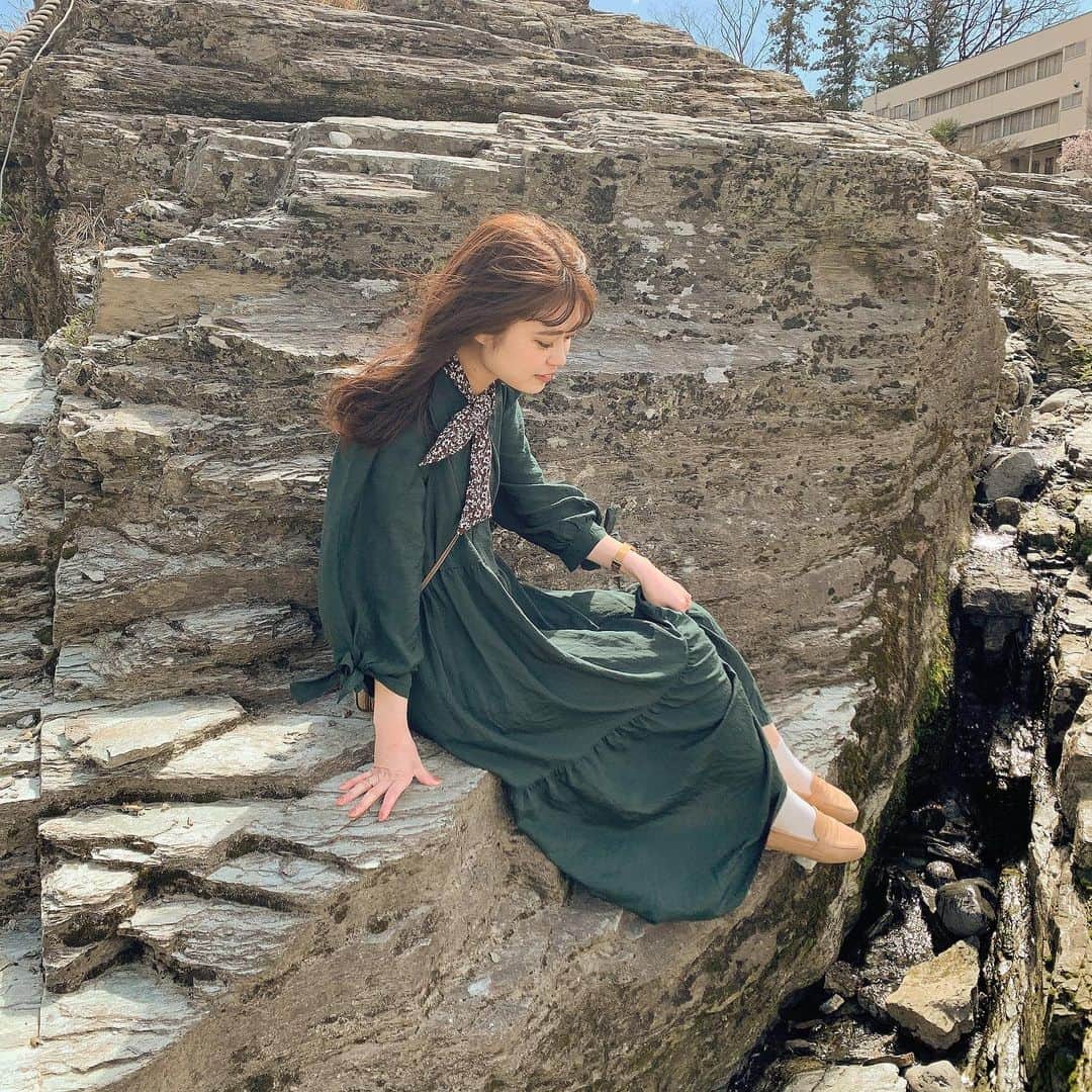 前田亜美のインスタグラム：「. . 岩の隙間。. . . . #川 #私服 #ami私服」