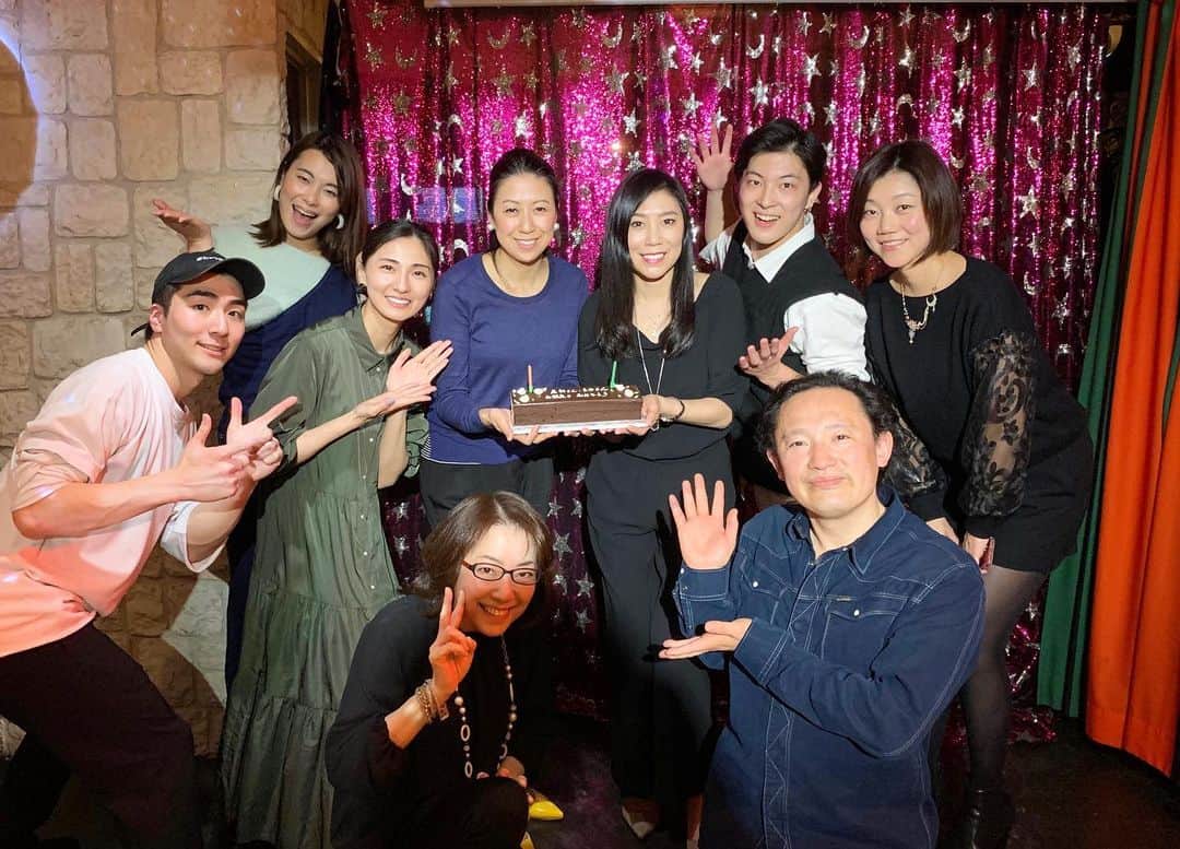 和泉佑三子さんのインスタグラム写真 - (和泉佑三子Instagram)「映画 COACHでご一緒した西田美和さんと友人の真由さんのバースデーパーティー🥳🎉に、先日最前列で観劇させていただいた「氷艶」に出演されていた方達と一緒にお祝いパーティーをしました。 エンターテイナーの方々に囲まれとっても楽しい夜でした。。」3月21日 14時15分 - izumisae_official