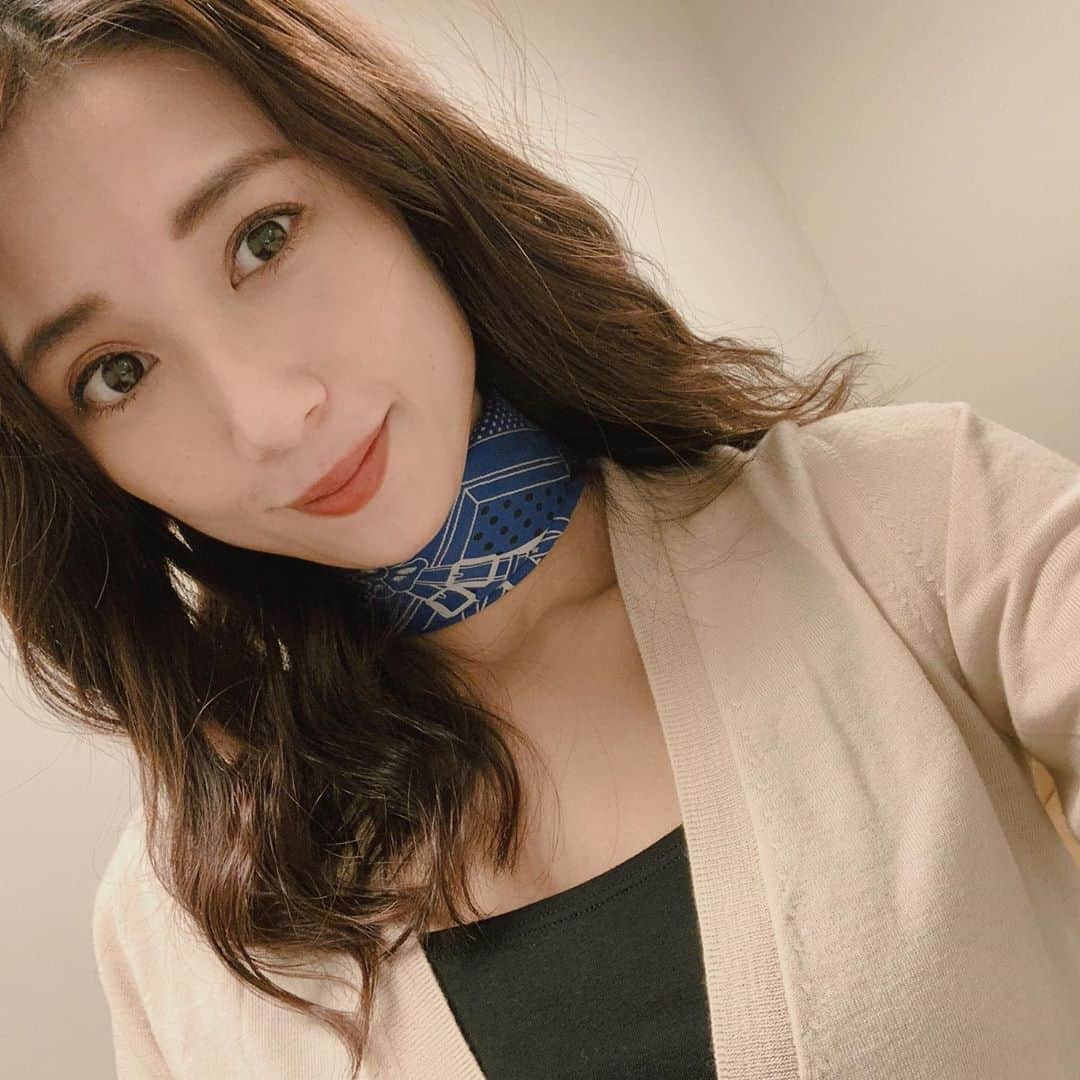 のインスタグラム：「今朝の生放送を見て下さった方から、DMでメッセージが多かったのですが、、、 このスカーフ本当にお気に入り☺︎♡ SSはわりとシンプルなスタイルにネッカチーフをさらりと巻いてるよ。 カジュアルに使えるのでとっても重宝してるの♪ 先日、またこれとは別の大切にしていたエルメスのコットンのネッカチーフを紛失してしまい、とっても悲しい〜😭 なので次はピンクやベージュ系のシルクのスカーフを春夏用に揃えようかなぁ〜❤️ ・ 男性の首回りには色々と物申すのに、 自分はネッカチーフするというね笑♡ ・ ダウンスタイルのヘアで前髪も下さず横流しな気分でした♪♪♪」