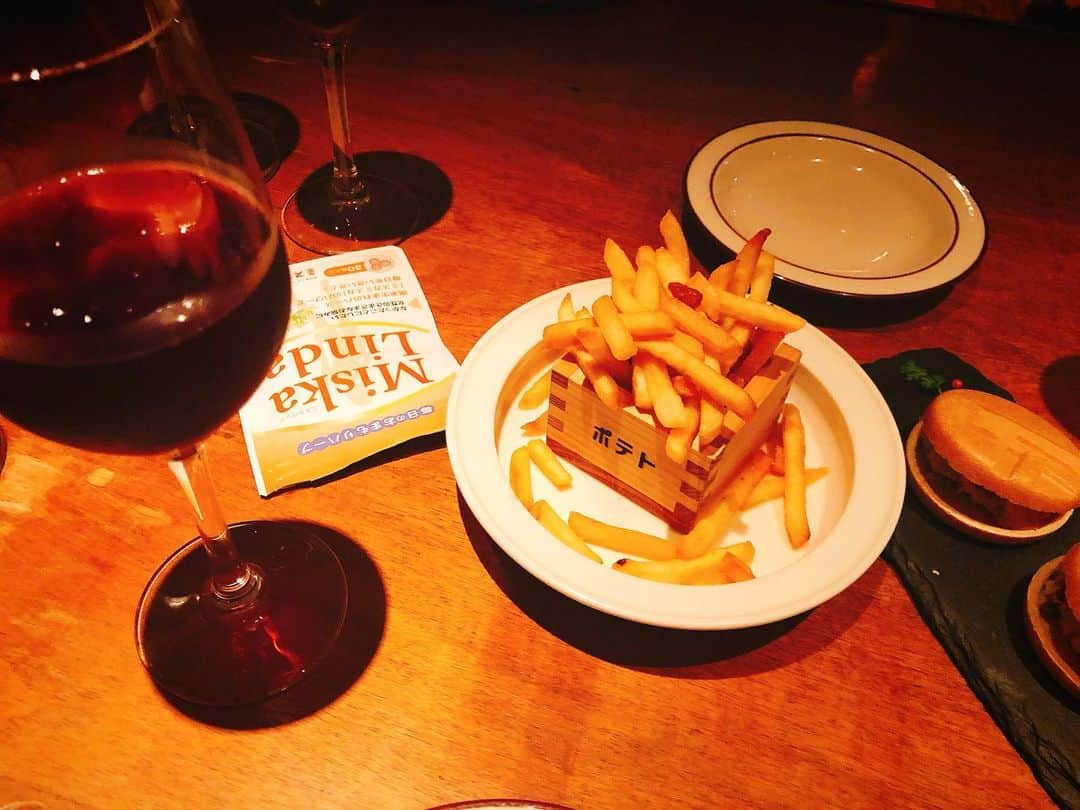 青木愛さんのインスタグラム写真 - (青木愛Instagram)「いつかの女子会🍷♡﻿ 1軒目でおなかいっぱい食べたのに、2軒目でポテトがあるとついつい頼んじゃうのなんでだろう？🤔🍟﻿ ﻿ そんな時はミスカリンダを飲んで『なかったこと』に🌿﻿ 腸活だいじ♡﻿ #trendonline﻿ #トレンドオンライン﻿ #miskalinda﻿ #ミスカリンダ﻿」3月21日 14時23分 - aiaoki_official