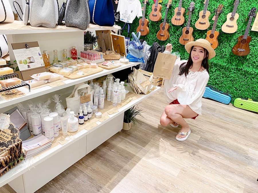 白石あさえのインスタグラム：「ハワイにきました🌺 ワイキキショッピングプラザ1階のSublimeさんにて。 Preumを取り扱っているとのことで覗いてみました☺️ ここの店舗ではハワイ限定デザインのポーチが売っています💕 ジッパーにビーズがついていてとっても可愛い〜✨ ハワイに来た際は覗いてみてください🌈☺️🌈 #preumbeauty  #sublime  #sublimehonolulu」