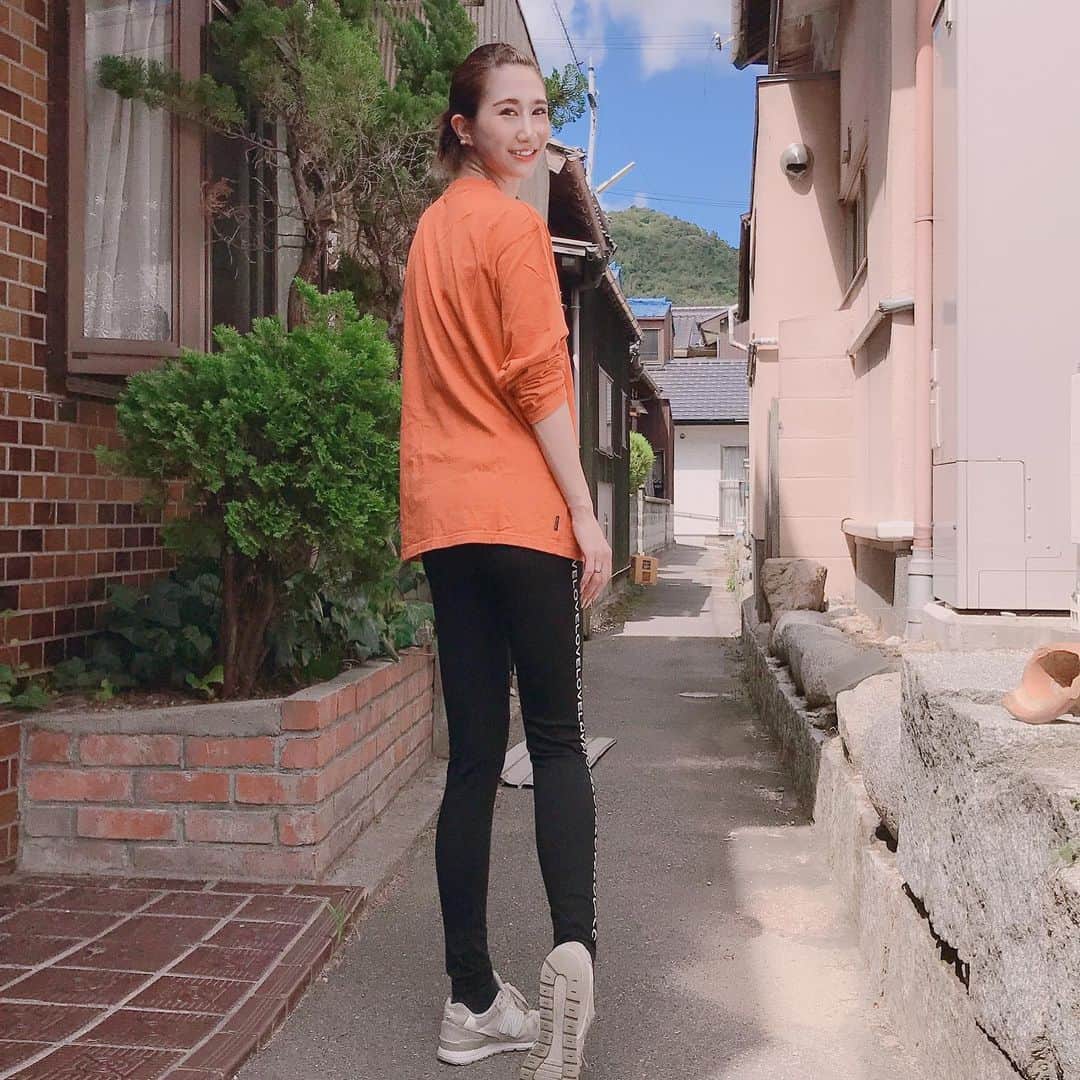赤崎ティナ（西浦舞由美）のインスタグラム：「立ち上がる時 軌道修正かけるとき 直感はあたる 仕事関係者の方で いつも通り、「お疲れ様でーす！」 と言う私をみて泣いた人がいた。 何も言わずに。 「どしたー？！😁」なんて いつもの調子で話したらさ 「ティナは、いつも笑ってる。苦しくても、辛くても、人生逃げ出したい時も。笑顔が取り柄だから！っていつも笑ってる。、、、泣きなさい。出しなさい。そして、ファンの方の前では、最高に笑いなさい。」 フィールドの違いに違和感を感じ、そのまま来た。フィールドを変える選択肢をその時もたず、違う答えを持ってた。 フィールド変えてみよう。 東京で仕事する！と言って、猛反対した人もいる。 それでも、結果送り出してくれた。 恩は忘れないよ。 弱者なりにがんばってみるから。 みんな、赤崎と出会えて、赤崎のファンになってくれて、幸せ？ 赤崎から元気もらえてる？ もし、幸せだとコメントが入るなら、まだ走り続けるよ。🏃‍♀️ #赤崎ティナ　#コメントチェック #赤崎に対する思いなんでもコメントしてにゃ」