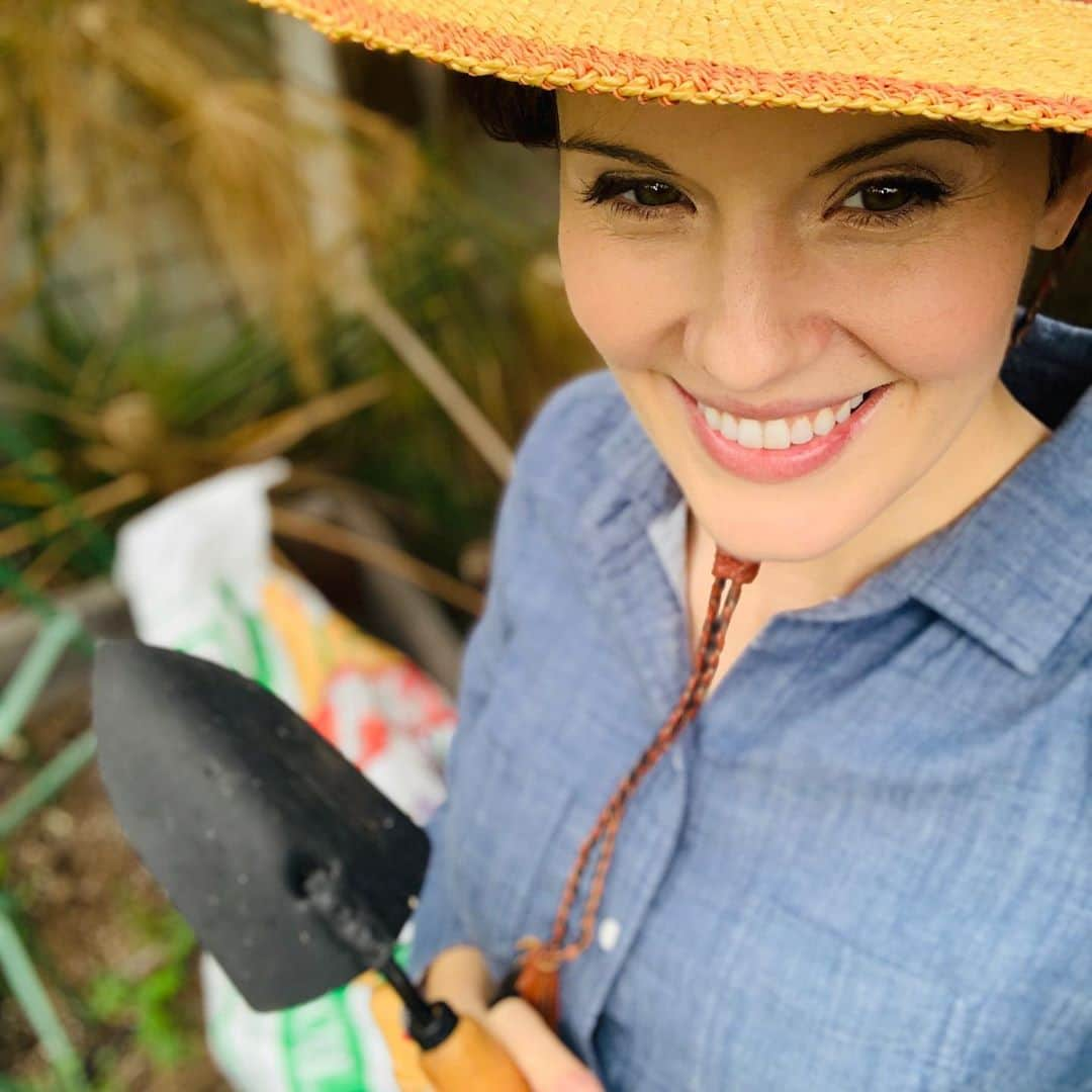 マギー・グレイスさんのインスタグラム写真 - (マギー・グレイスInstagram)「🌱www.plantaseedday.org is offering to send free seeds to anyone's doorstep. Challenge accepted @christianamusk! @plantaseedday @seedsofchange #victorygardens #beaseedofchange 🥦🥬🥒🥕」3月21日 5時59分 - maggiegrace