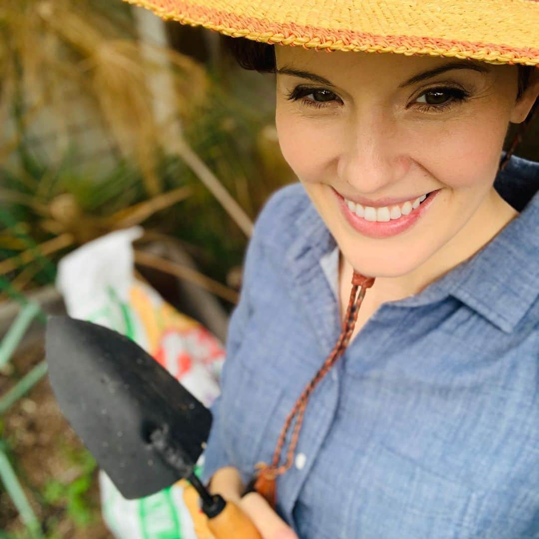 マギー・グレイスのインスタグラム：「🌱www.plantaseedday.org is offering to send free seeds to anyone's doorstep. Challenge accepted @christianamusk! @plantaseedday @seedsofchange #victorygardens #beaseedofchange 🥦🥬🥒🥕」