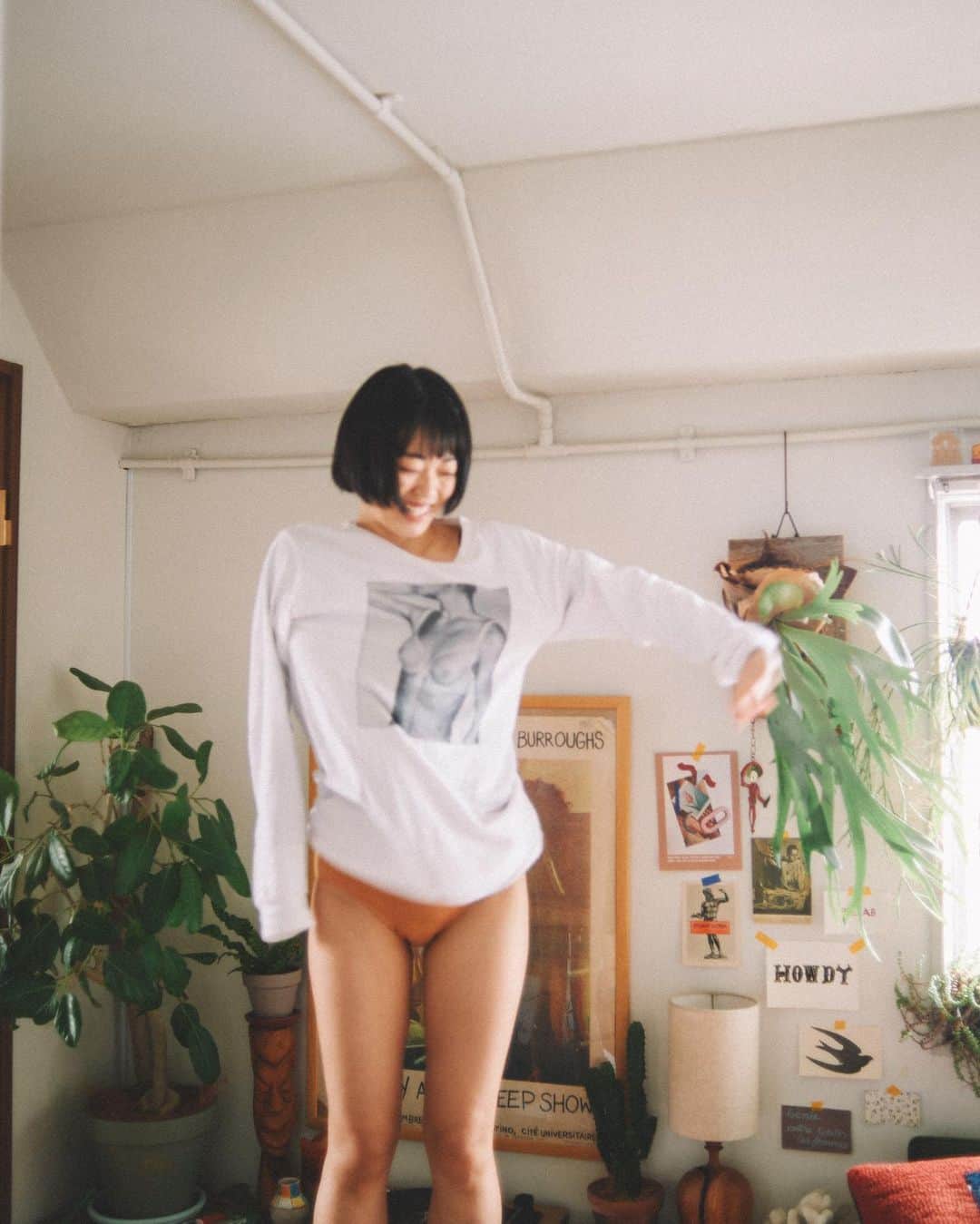 花盛友里のインスタグラム：「普通の女の子たちの普通の日常♡ 「脱いでみた。」展は今年の6/19から原宿で、開催するよー！場所は　@ultrasupernewgallery !!!! @nuidemita_hanamori」