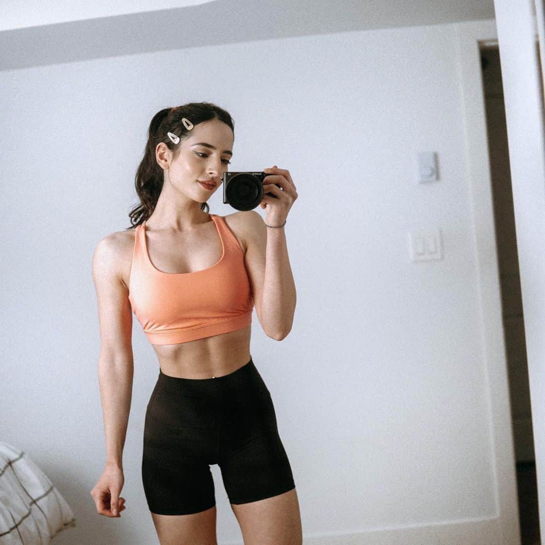 Sarah Ramadanのインスタグラム：「come sweat with me!💪🏼🌻 (shoulders and core circuit!) ⠀ A reminder that it’s okay that we don’t know everything all the time. as scary as uncertainty may be, with courage and hope we’ll always find a way through. one of my childhood heroes is Mr. Rogers - if he were here he’d continue to encourage us to “look for the helpers. you will always find people who are helping.”💜 ⠀ Today we’re sweating through a fun lil circuit that’ll hit your shoulders, core, and a little bit of plyo💪🏼! if you don’t have dumbbells, you can always flow through the movement without weights and do more repetitions, or you can sub dumbbells for  things like canned goods, water bottles, candles, etc. ⠀ 🌿warm up: ⠀ take five minutes to actively warm up your body. today I did some leg swings, hip openers, a bit of a yoga flow, wrist rotations, butterfly hip opener thingys, and calf raises ⠀ 🌿workout: ⠀ 🌷CIRCUIT 1: ▫️Kneeling push up - 15 reps ▫️Plank twists - 20 reps total ▫️Mountain climbers - 20 reps total Rest 30-60 seconds, repeat 3 rounds ⠀ 🌷CIRCUIT 2: ▫️Overhead to Y shoulder press - 10 reps total ▫️Lateral raises - 10 reps ▫️High knees - 20 reps total Rest 30-60 seconds, repeat 3 rounds ⠀ 🌷CIRCUIT 3: ▫️Rear delt fly - 10 reps ▫️Crunches - 10 reps ▫️Altenrating lunge jumps - 20 reps total Rest 30-60 seconds, repeat 3 rounds ⠀ ⠀ 🌿cooldown: ⠀ take 5-10 minutes to bring your heart rate down & to thank yourself for showing up! I forgot to film my cool down but it was very similar to my previous post’s flow🌼 ⠀ song: The Him - Broken Love (feat. Parson James) - Shizz Lo」
