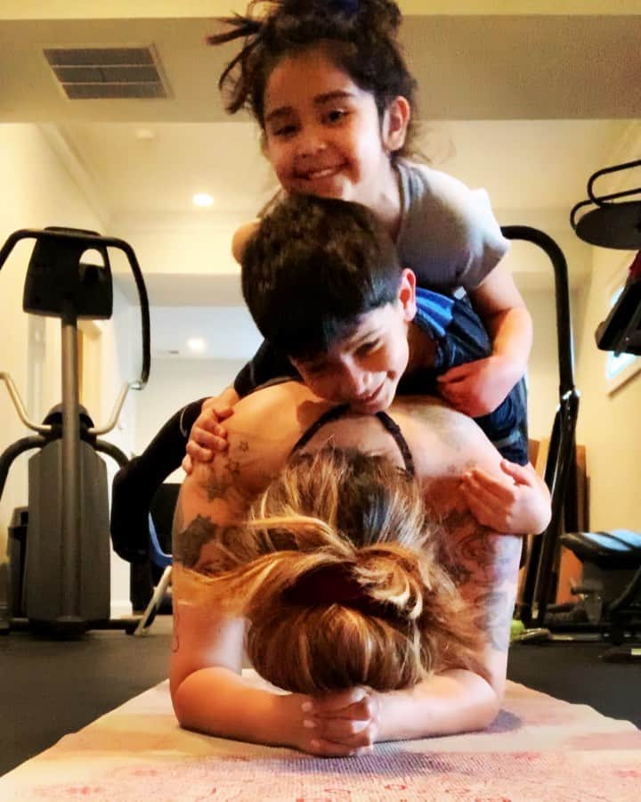ニコール・ ポリッツィのインスタグラム：「Quarantine Planks with my darling angels who are listening so well , not messing up the house & completing every school assignment without whining. 🥵」