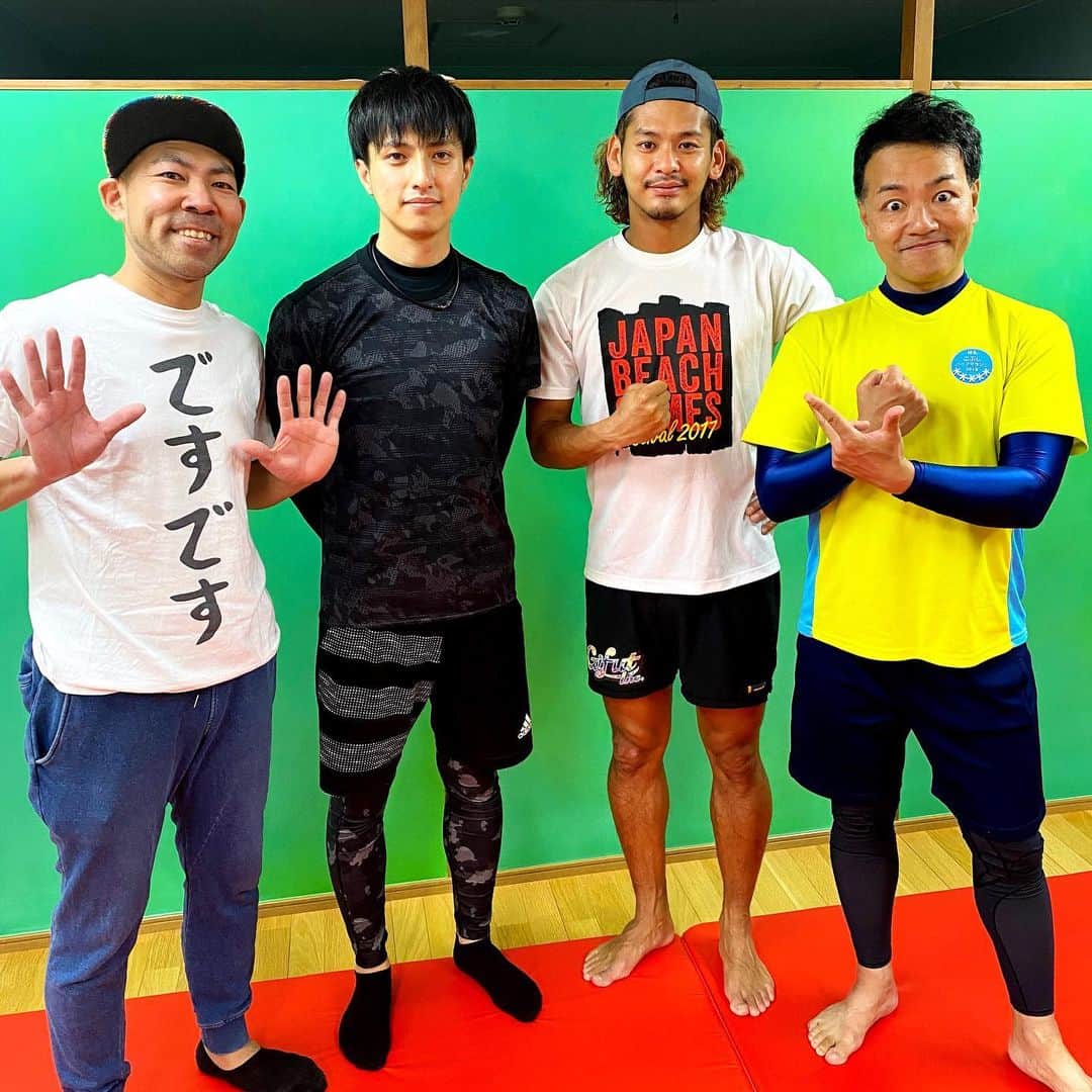 のインスタグラム：「自分が参加してる草野球チームのメンバー @kosuke810 イケメンのヒラリー君が働いているジムで、  パーソナルトレーニングしてきましたー！💪 筋トレは自宅でしているんですが、 それとはまた別物でした！🙋‍♂️ 普段意識してなかったインナーマッスル中心の鍛えだったり、  体幹が強化されました！✊ 1人だと妥協しかねないところだけど、  先生いると頑張れるっすねー！🙋‍♂️ ダイエットにも最適かなとー！🙏 最後はマッサージを👏  自分は肩、背中が可動域狭くなったり、痛めて硬くなっていたんですが、  痛いところとか分かってくれるし、  伸ばし方やほぐしをしてくれて、  それだけでも人生観変わりそうなーー！！ 身体が変わると人生が変わりそう！！ という感じで、  ボディメイクはやはり大事だなあー！！✋ 渋谷でやっているので行きたい人は是非本人にご連絡を！！ #パーソナルトレーニング　#筋トレ　#体幹トレーニング #マッサージ」