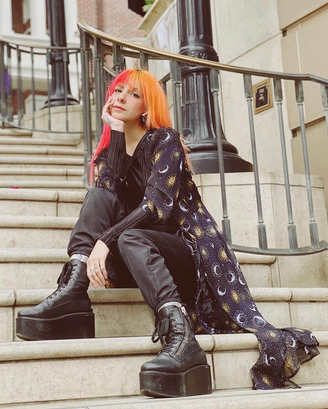 ミランダ・イバネスのインスタグラム：「Mi prima me tomo fotos bien chulas!! 🧡  Te amo y te extraño TANTO ❣️ @pavlina_vh @pavlinalvrodeodrive」