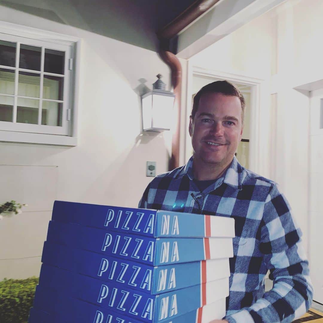 クリス・オドネルのインスタグラム：「Pizzana delivered, my day just got better. @pizzana」