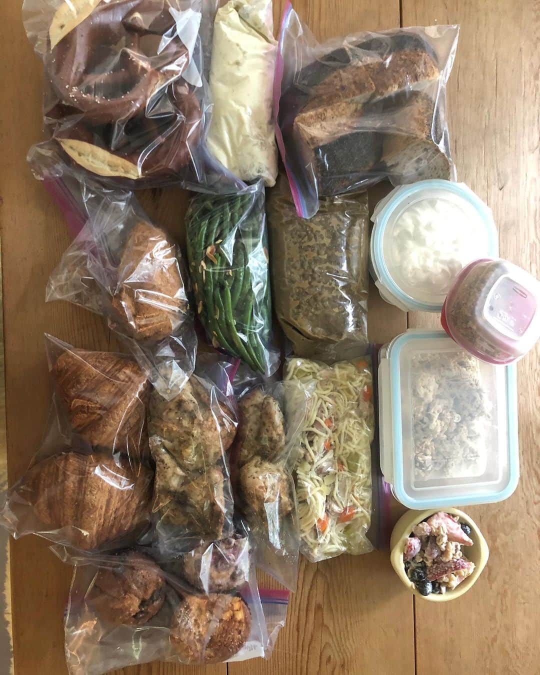 ジェニファー・グレイのインスタグラム：「can you name all of the meals? chicken parm, lentil soup, chicken noodle soup, string beans almondine, mashed potatoes, roast chicken, muesli, yogurt, fruit and granola. croissants, muffins 🥨and bread from the pretzel 👑himself @hrockenwagner and his ❤️ @prockenwagner prockenwagner @rockenwagnerbakery delivers and you can pick up! (they also have fresh produce boxes) everything has been transferred outside of the house into baggies, ready for freezer or fridge. #lifeinthetimeofcorona #wecandothis #stayhome #onedayatatime #thismomentismanageable」