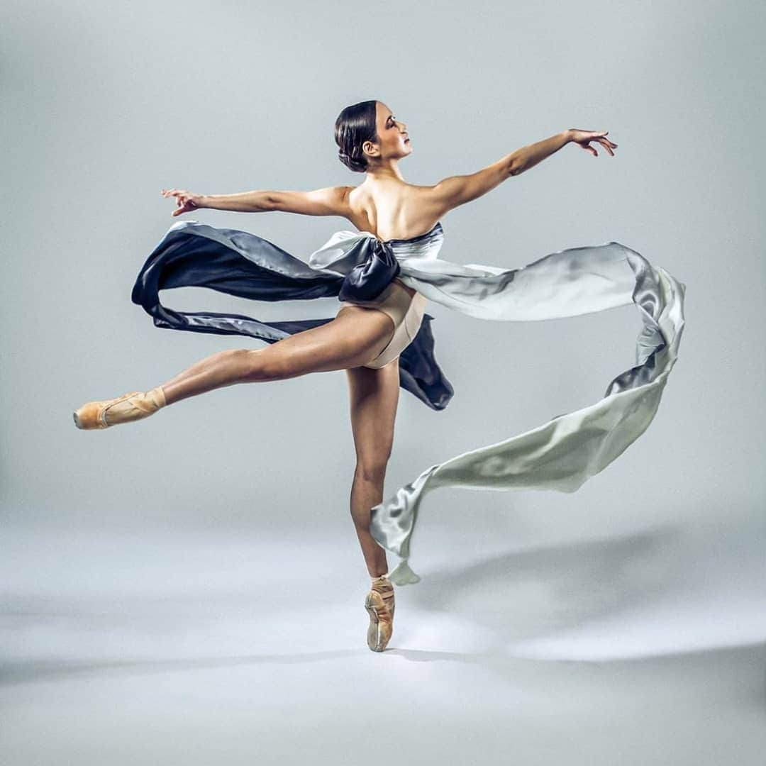 Lily Saito (齊藤莉理)のインスタグラム：「"Now is no time to think of what you do not have. Think of what you can do with what there is.” – Ernest Hemingway #GratefulForMyHealth #GratefulForMyPeople #GratefulForDance 💙  What are three things you are grateful for today? Let me in 🙏🏻 |📷 @wearema2la | 🙌🏼」