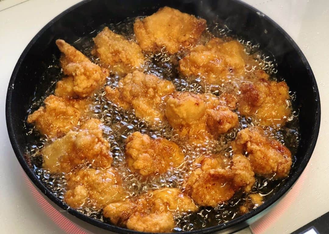 Mizuki【料理ブロガー・簡単レシピ】さんのインスタグラム写真 - (Mizuki【料理ブロガー・簡単レシピ】Instagram)「・﻿ 【レシピ】ーーーーーーーーーー﻿ ♡鶏の唐揚げ・新玉ねぎ南蛮♡﻿ ーーーーーーーーーーーーーーー﻿ ﻿ ﻿ おはようございます(*^^*)﻿ ﻿ 今日ご紹介させていただくのは﻿ みんな大好き鶏の唐揚げ♡﻿ 甘酢をからめた野菜をのせて﻿ さっぱりと仕上げました♩﻿ (南蛮漬けの漬けないバージョン)﻿ 旬の新玉ねぎが瑞々しくて﻿ 最高に美味しいですよ〜♡﻿ ﻿ 今回は鶏もも肉を使用しましたが﻿ 鶏むね肉でも作れます♩﻿ 又、甘酢が苦手なお子様には﻿ 唐揚げ単体で取り分けできるので﻿ よかったらお試し下さいね(*´艸`)﻿ ﻿ ﻿ ﻿ ーーーーーーーーーーーーーーーーーーー﻿ 【2人分】﻿ 鶏もも肉...1枚(250g)﻿ ●酒・醤油...各大1﻿ ●にんにくチューブ...3cm﻿ 片栗粉・サラダ油...各適量﻿ 新玉ねぎ...1/2個﻿ 人参...1/4本﻿ ピーマン...1個﻿ ☆砂糖・酢...各大1﻿ ☆塩...小1/4﻿ ﻿ 1.新玉ねぎは薄切り、人参とピーマンは千切りにして、☆と和えておく。﻿ 2.鶏肉は3cm大に切ってポリ袋に入れる。●を加えてよく揉み込み、一切れずつ片栗粉をまぶす。﻿ 3.フライパンに1cmのサラダ油を入れて中火で熱し、2を両面色よく揚げ焼きにする。(約7分)﻿ 4.火が通ったら油を切って器に盛り、1をかける。﻿ ーーーーーーーーーーーーーーーーーーー﻿ ﻿ ﻿ ﻿ 《ポイント》﻿ ♦︎鶏むね肉で作る場合は、全体をフォークで刺し、1cm厚さの削ぎ切りにして下さい♩加熱時間は短めでOK！﻿ ♦︎普通の玉ねぎで作る場合は、薄切りにした後水に晒して辛みを抜いて下さい♩﻿ ﻿ ﻿ ﻿ ﻿ ﻿ ＿＿＿＿＿＿＿＿＿＿＿＿＿＿＿＿＿＿＿﻿ ＿＿＿＿＿＿＿＿＿＿＿＿＿＿＿＿＿＿＿﻿ ﻿ 簡単・時短！ 毎日のごはんがラクになる﻿ ✨🦋 【 #Mizukiの今どき和食 】🦋✨﻿ ご予約開始となりました♩(発売日 4月2日)﻿ ＿＿＿＿＿＿＿＿＿＿＿＿＿＿＿＿＿＿＿﻿ ﻿ なるべく少ない材料で﻿ 手間も時間も省きながら﻿ 簡単にできるおいしい和食レシピ♩﻿ 簡単に失敗なくマスターできる一冊で﻿ もっと気軽に、カジュアルに﻿ 和食を楽しんで下さいね(*^^*)﻿ ﻿ ﻿ ーーー ⭐️PART.1 メインおかず ⭐️ーーー﻿ 素材別にレシピをご紹介しています♩﻿ 和食の定番から新定番まで﻿ どれも押さえておきたいメニューばかり。﻿ 肉じゃがはフライパンで！﻿ 焼き豚はレンジで！﻿ ぶり大根は切り身を使って手軽に作ります♩﻿ ﻿ ーーー ☘️PART.2 サブおかず ☘️ーーー﻿ 年中手に入るお手頃野菜と﻿ 乾物や大豆、こんにゃくなどを使った﻿ 副菜レシピをたっぷり掲載！！﻿ 普段SNSではメインおかずばかりなので﻿ 本では副菜にも力を入れています(*^^*)﻿ ﻿ ーーー 🌸PART.3 ごはんと汁物 🌸ーーー﻿ ささっと作れる丼と麺、﻿ みんなで食べたいいなり寿司や﻿ 手巻きごはんもご紹介！﻿ 複数の炊き込みごはんと﻿ 味噌汁&和風スープも盛りだくさん！﻿ ﻿ ﻿ 各レシピのポイントは﻿ 【写真付きで丁寧に解説】﻿ 副菜レシピもたっぷりなので﻿ 【メインページに副菜メモもつけました】﻿ ＊このメインにはこの副菜が合いますよ〜﻿ という献立の提案です(*^^*)﻿ 【その他コラムも充実】﻿ 全127品中ほぼ全て﻿ 【本だけのレシピです！】﻿ ﻿ ＿＿＿＿＿＿＿＿＿＿＿＿＿＿＿＿＿＿＿﻿ ﻿ ﻿ ｟🎁予約プレゼント企画のお知らせ🎁｠﻿ ﻿ 新刊【今どき和食】をAmazonで予約し﻿ インスタに写真をアップして下さった方に﻿ 抽選で(20名様) ''お米''を﻿ プレゼントさせていただきます☆﻿ (応募方法は写真をご覧下さい♩)﻿ ﻿ ＿＿＿＿＿＿＿＿＿＿＿＿＿＿＿＿＿＿＿﻿ ＿＿＿＿＿＿＿＿＿＿＿＿＿＿＿＿＿＿＿﻿ ﻿ ﻿ ﻿ ﻿ レシピ本/ブログはこちら↓﻿ (@mizuki_31cafe )﻿ ﻿ ﻿ ﻿ ﻿ #唐揚げ#からあげ#新玉ねぎ#南蛮漬け#野菜#鶏肉﻿ #Mizuki#簡単レシピ#時短レシピ#節約レシピ#料理#レシピ#フーディーテーブル#おうちごはん#おうちカフェ#デリスタグラマー#料理好きな人と繋がりたい#料理ブロガー#おうちごはんlover#マカロニメイト#器#foodpic#follow#cooking#recipe#lin_stagrammer#鶏の唐揚げ新玉ねぎ南蛮m」3月21日 7時16分 - mizuki_31cafe