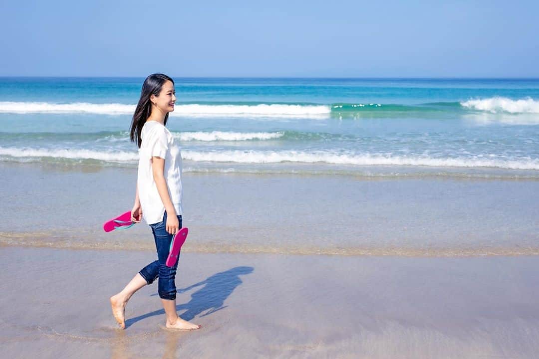 吉山りささんのインスタグラム写真 吉山りさinstagram 海行くと裸足になりたくなる 裸足になると入りたくなる 波と遊ぶと濡れる でもね すっごく幸せ Oceanview Ocean 海 吉山りさ モデル Model フリーランスモデル