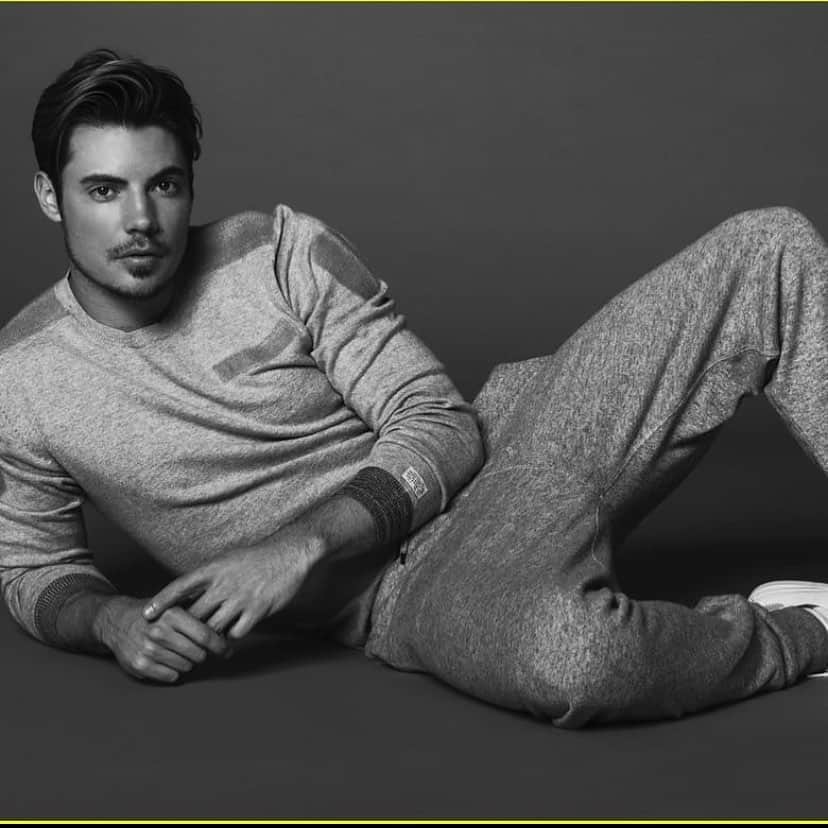 ジョッシュ・ヘンダーソンのインスタグラム：「Just casually comfy lock down chillin no bigs...」