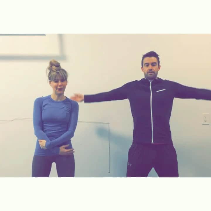 ロバート・バックリーのインスタグラム：「If you’re not in your garage doing Cindy Crawford’s workout video from 1992 you might be quarantining wrong.」