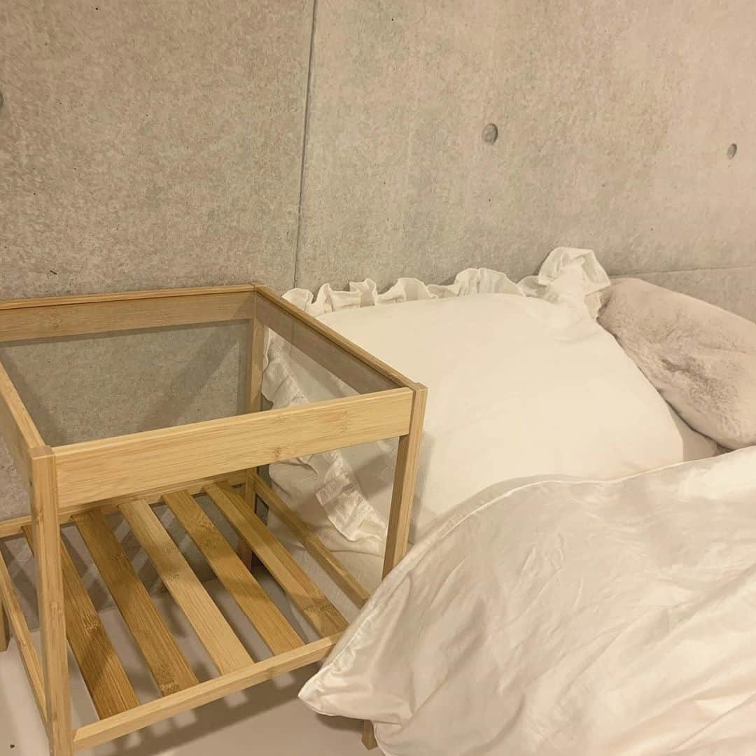 MERYさんのインスタグラム写真 - (MERYInstagram)「. ベッドの横に置きたい『IKEA（イケア） @ikeajapan 』のサイドテーブル。時計を置いたり、ライトを置いたりおしゃれなお部屋にアップグレードしましょう。 シンプルなデザインで、どんな部屋にも合わせやすいアイテムです！ . MERYでは他にも「かわいい」に近づくさまざまな情報を発信しています。 @mery.beauty コスメ・美容に特化した情報をお届け♡ @mery_spot 話題のカフェやお出かけスポットをご紹介！ こちらもぜひチェックしてみてください！ .  photo by @home_sksy @miyulol5 @ayagram_home @____skstgram . #MERY #regram #myroom #room #bedroom #interior #ikea #イケア #サイドテーブル #テーブル #ミニテーブル #ベッドサイド #マイルーム #一人暮らし #インテリア #マイホーム #ベッドサイドテーブル #シンプルインテリア #寝室 #ベッドルーム #イケア購入品 #おうちづくり #シンプル #ナチュラル #シンプルホーム #新生活 #お洒落 #お洒落さんと繋がりたい #MERY女子 #メリー」3月21日 8時00分 - mery.jp