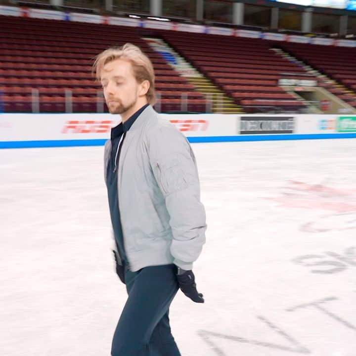 ジャン＝リュック・ベイカーのインスタグラム：「In my natural habitat. @namnamnoodle looked a little warm when he saw me coming, so I helped it cool off. 📹: @oniceperspectives  #improvisation #strut #usfigureskating #icedance #jeanlucbaker  #iceskating #icedancer #iceskate #dance #dancer #icedanceacademyofmontreal #montreal #figureskating #dancebattle #practicesocialdistancing #6feetapart」