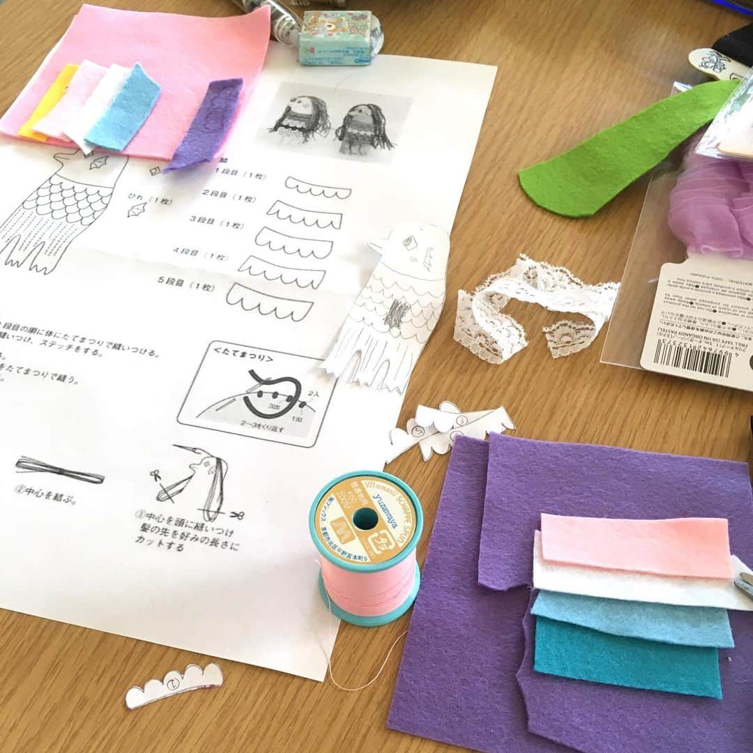 しおやてるこさんのインスタグラム写真 - (しおやてるこInstagram)「日本ヴォーグ社さんがツイートしていたアマビエマスコットのレシピでアマビエを作ってみました。娘とふたりで祈りを込めてチクチク手縫い。2体で4時間もかかってしまいました。でも手芸久々に楽しかったな。  早く新型コロナ収束しますように🙏」3月21日 7時58分 - shiochin1129
