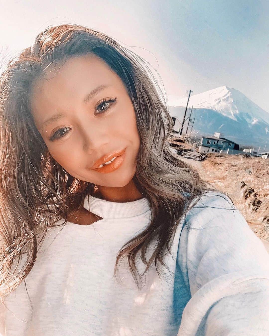 ✷kana✷のインスタグラム：「🗻Mt.Fuji🗻 . . 日帰り温泉♨️ にて、富士山とわたし。 天気良くて気持ちかった〜 3連休の初日ということで 大渋滞、、みんなやっぱり 出掛けたいんだね😅 . @esutoreja の デザインスウェット♡ カットも形もかわいい〜 . . #esutoreja #esutorejaコーデ #esutorejasnap」