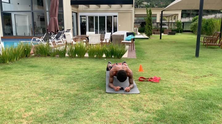 ルイス・アドリアーノのインスタグラム：「O Trabalho não para 💪🏾🙏🏾⚽️」