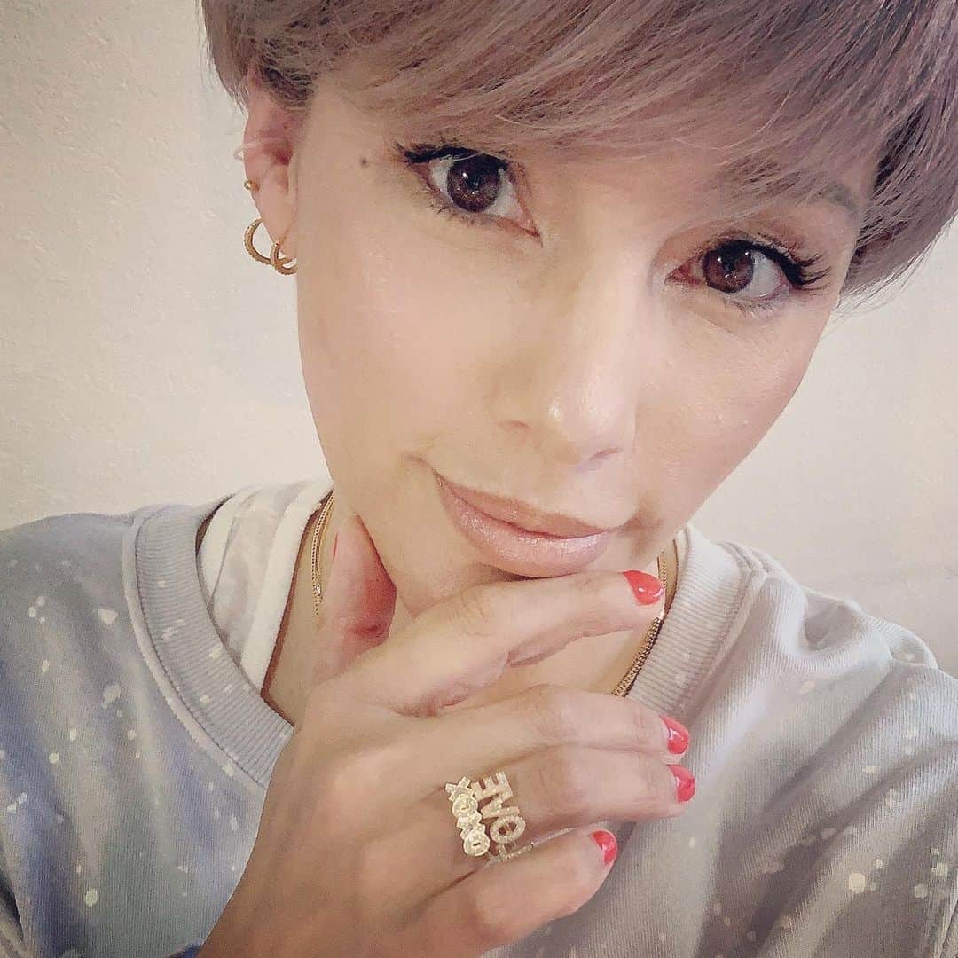 梅宮アンナさんのインスタグラム写真 - (梅宮アンナInstagram)「昨日の大阪では、友人の @sanmarejewelry のデザイナーのひろこちゃんにリクエストしていた指輪と、クロスのジュエリーを持って来てもらって✨✨指輪は、文字がLOVE❤️とXOXO💋になっています❤️❤️ 重ね付けすると可愛いのよ〜💕💕💕チュッチュ💋 ゴールドのバード🕊ネックレスは、  幸せを呼ぶネックレスとされていて🕊🕊🕊🕊💕💕💕💕 @sanmarejewelry が出来た時からのオリジナルになります ✨✨✨ 2018年3月父と一緒に行けた最後の海外旅行では、  ハワイにてひろこちゃんもハワイで合流したり🌺  昔からの仲に✨  日本国内では、  @ronhermanstore  で扱っております✨✨😊 今後本店アメリカ🇺🇸でも、  @ronhermanstore にて  @sanmarejewelry は、  置かれる事に🎉🎉🎉🎉🇺🇸 #ジュエリーデザイナー #関西の友達 #幸せを呼ぶジュエリー」3月21日 8時23分 - annaumemiya