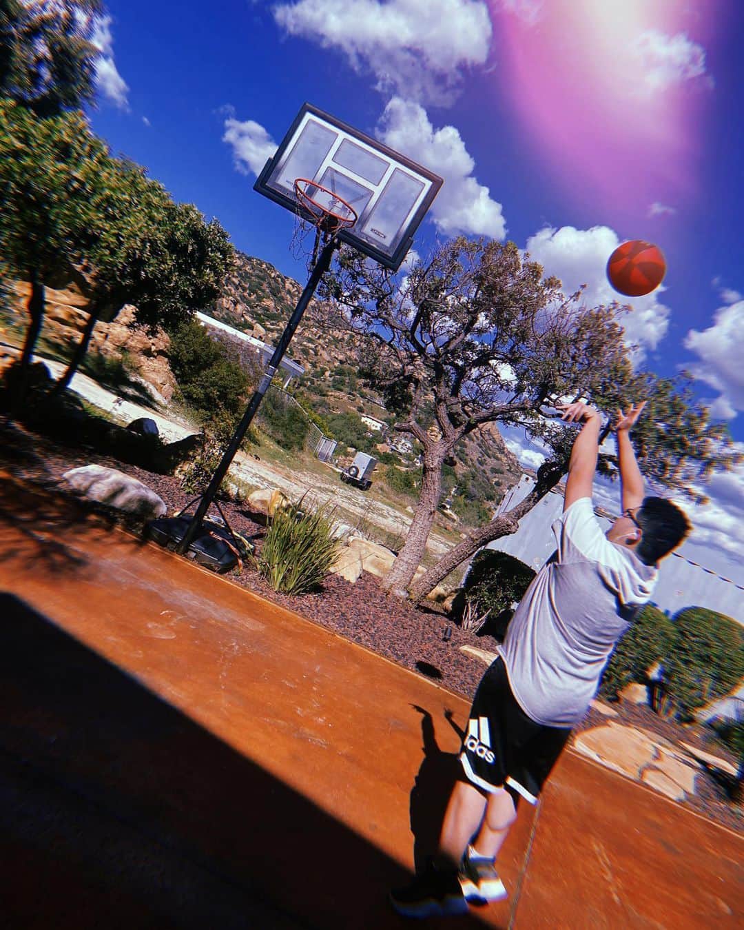 リコ・ロドリゲスのインスタグラム：「Played a game between me and myself... I won 🏀🔥 #QuarantineLife #WashYoHands」