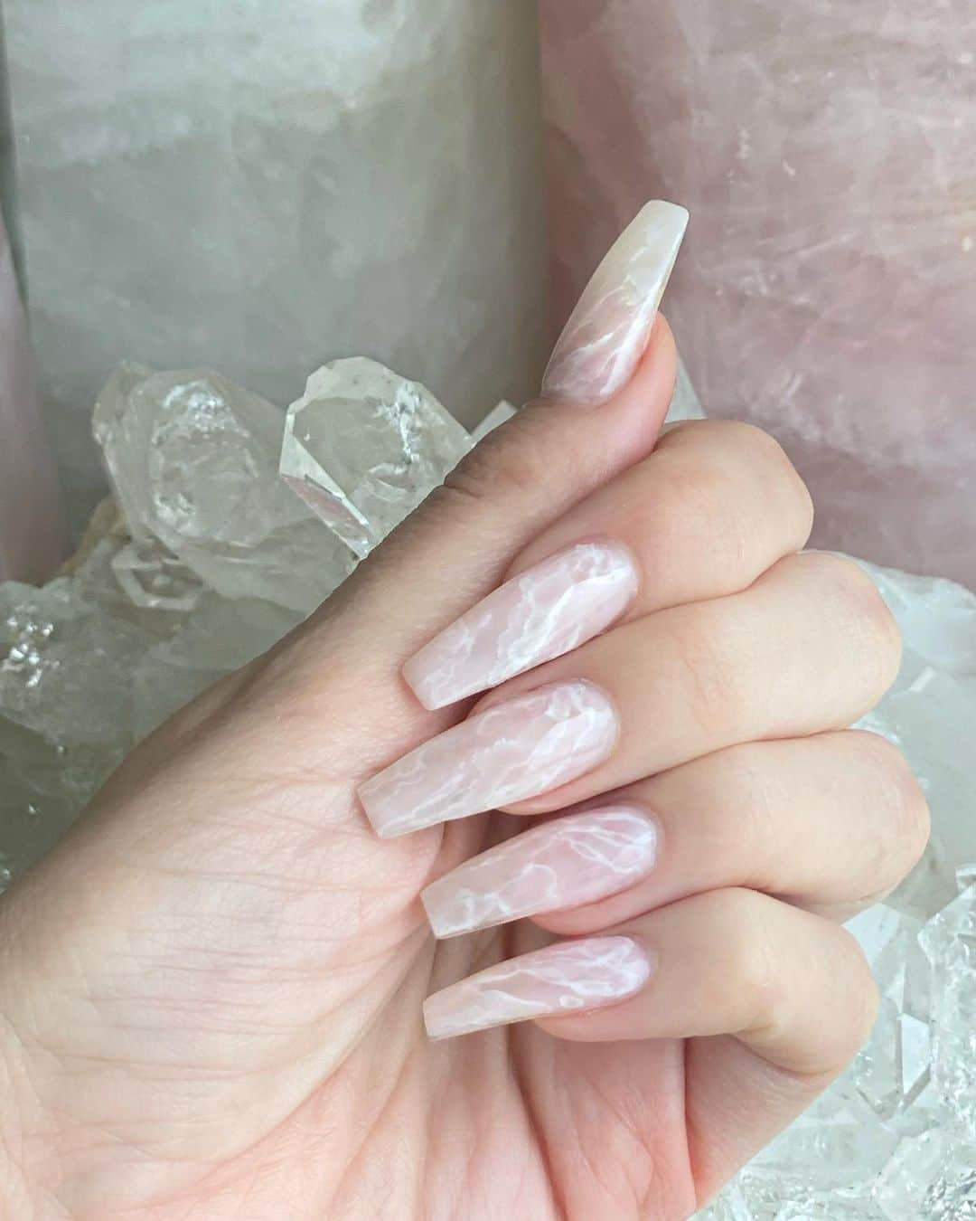 エミリー・シアーズさんのインスタグラム写真 - (エミリー・シアーズInstagram)「🤍💅🏼 . . #rosequartz #crystals #nails #rosequartznails #quartz #pink」3月21日 8時31分 - emilysears