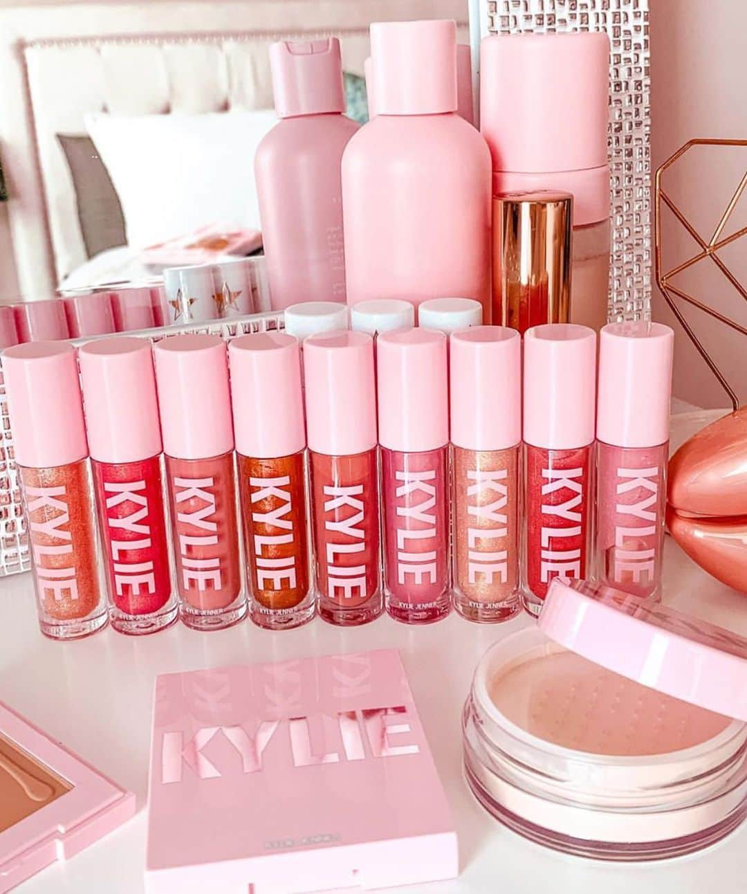 Kylie Cosmeticsさんのインスタグラム写真 - (Kylie CosmeticsInstagram)「don’t miss 25% off sitewide happening now! use code AFTERPAYDAY on KylieCosmetics.com 💗 ends tonight 11:59pm pst. #afterpayday 📸 by @thebeautynewby」3月21日 8時54分 - kyliecosmetics