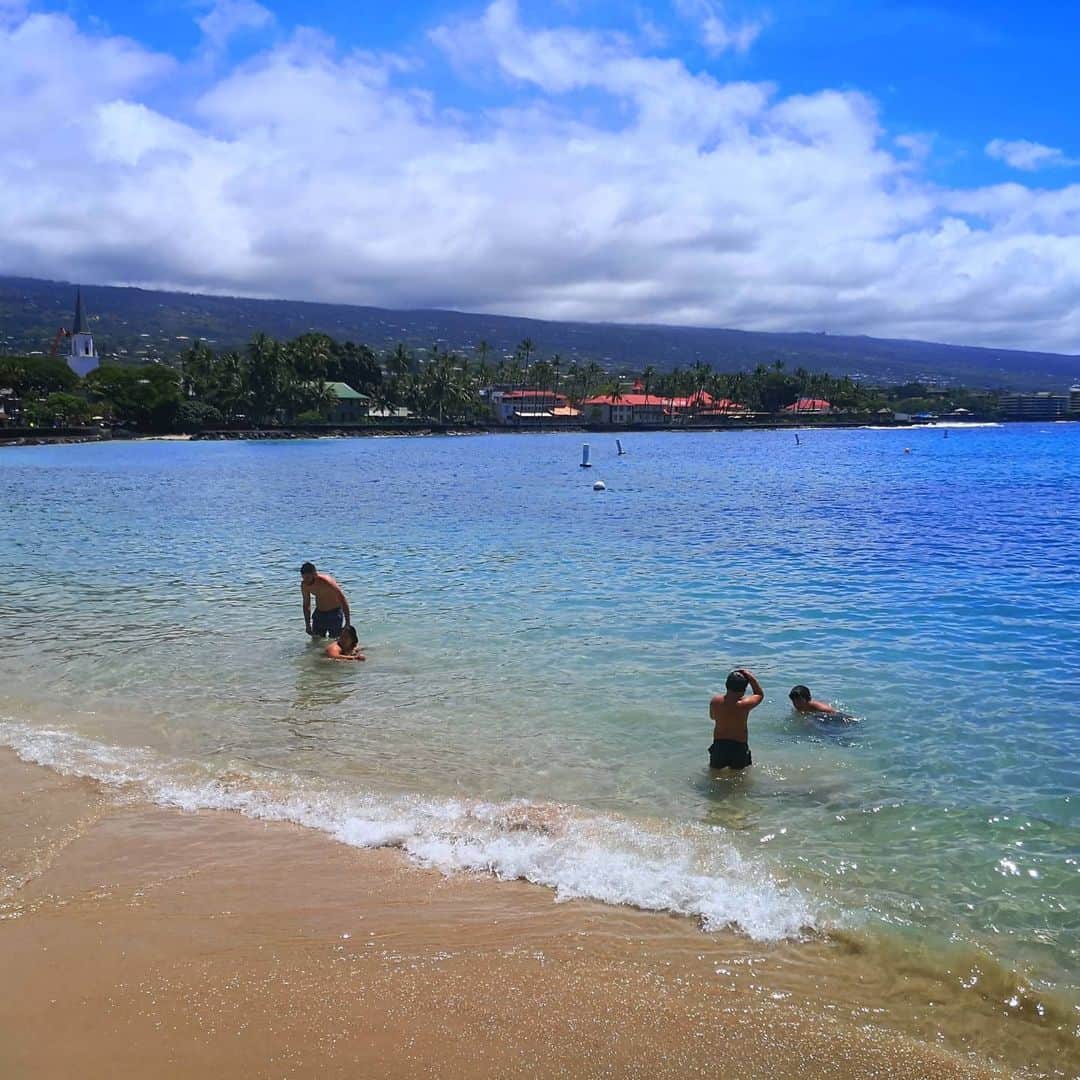 前田文香さんのインスタグラム写真 - (前田文香Instagram)「昔は海が地球をあらってくれていた 海を慈しむと人にも優しくできた こころおおらかに笑っていれば 波も鳥も緑も太陽の下で遊んでる さて南風が次の季節をはこんで来るよ🐚  #ハワイ島 #コナ #カイルアベイ #キングカメハメハホテル #朝のひと泳ぎ」3月21日 9時06分 - fumika.maeda