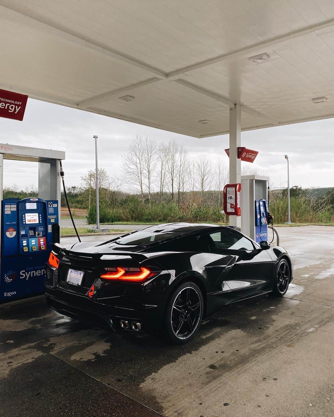 CARLiFESTYLEさんのインスタグラム写真 - (CARLiFESTYLEInstagram)「First fill up in the C8! Can’t wait to break it in. This car is amazing. #carlifestyle」3月21日 14時36分 - carlifestyle