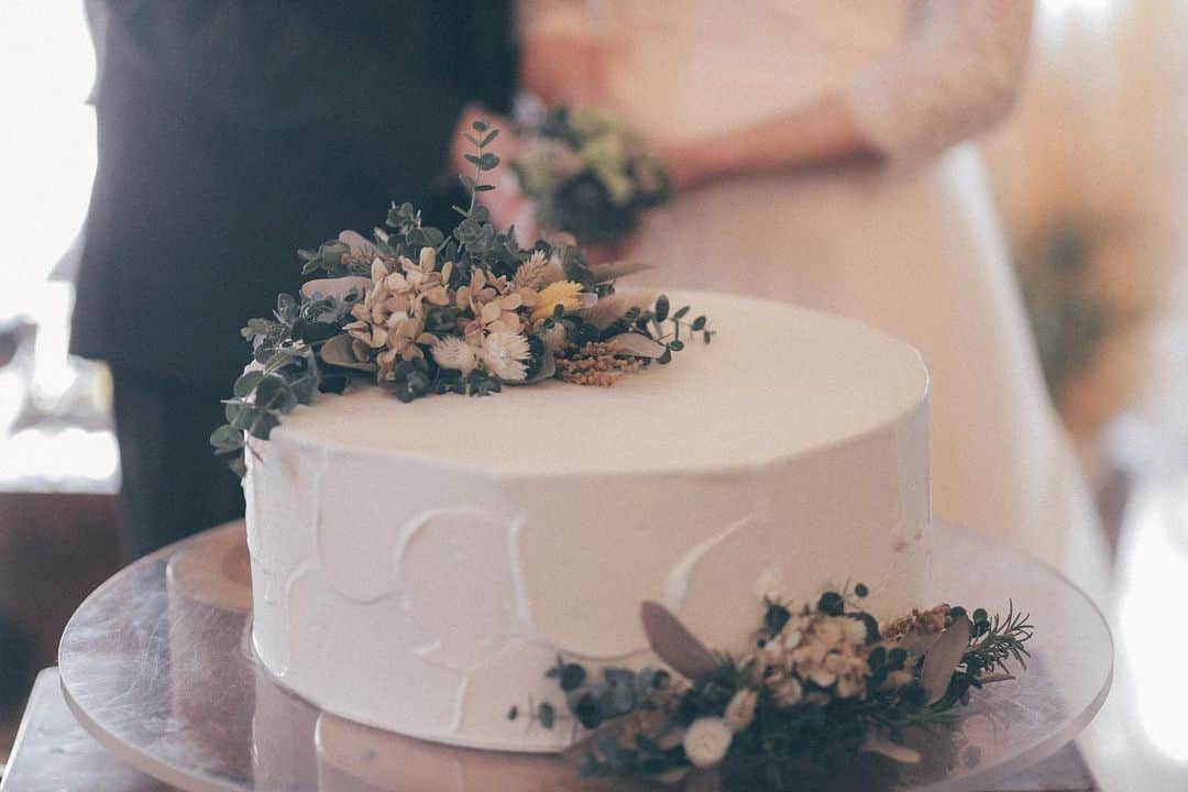 ラクラリエールさんのインスタグラム写真 - (ラクラリエールInstagram)「* ウエディングケーキも おふたりのご希望に合わせて オーダーメイドで作成します♩*。 * プランナー、パティシエ、お花屋さんと 世界にひとつだけのケーキを 作りましょう * クラリエールの樹齢120年桜も ついに開花いたしました この3連休もたくさんの結婚式を お手伝いさせて頂いております * お天気も良く カフェのテラス席も満席です 誠にありがとうございます*。 明日も温かいようですので お気軽にお立ち寄りくださいね * #三橋の森#ラクラリエール#クラリエール #大恋愛 #大恋愛僕を忘れる君と　 @eitasphoto  #マタニティウエディング #上質ウエディング#独立型チャペル #家族挙式#少人数結婚式 #結婚式準備#ウエディングケーキ#2020年秋婚 #大宮結婚式場#キャンプウェディング#snowpeak #カップルキャンパー #ガーデンウエディング#結婚式装花 #ナチュラルウエディング #ガーデンパーティー#プロポーズされました #ガーデン挙式#プレ花嫁#ブライダルフェア #weddingレポ#ウエディングブーケ #卒花」3月21日 14時39分 - laclairiere