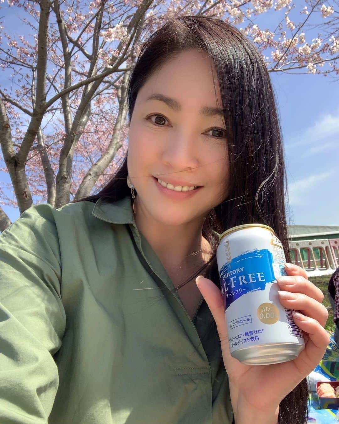 田中悦子さんのインスタグラム写真 - (田中悦子Instagram)「お花見🌸ときたらビール🍺といきたいところですが、 ノンアルで😋⠀ ⠀  #お花見 #お花見日和 #サントリー #サントリーオールフリー #suntoryallfree  #ノンアルコール #糖質ゼロ #カロリーゼロ」3月21日 14時41分 - etsuko.reborn25