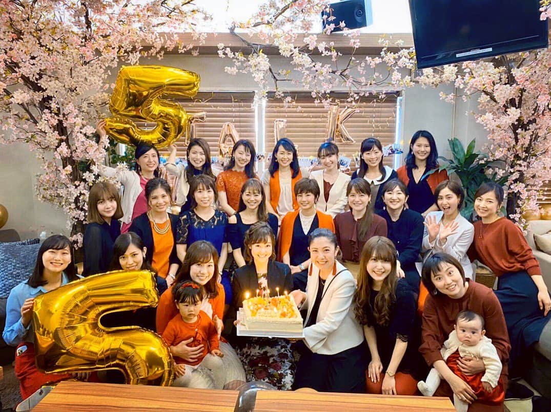 のインスタグラム：「笑顔が溢れる会社☺︎☺︎☺︎☺︎☺︎ talk navi(トークナビ)🎤🌸 * * ママアナウンサーも そうでない人も 東京でも地方でも キャリアを生かして 女性がいつまでも輝ける 素敵な場所です🌟 * * @toida_kaori 😍 5周年本当におめでとう㊗️🎊🎂 * * #アナウンサー #司会 #講師 #女子アナ広報室 #トークナビ #talknavi #女子アナ #現役アナウンサー #笑顔 #好きを仕事に #🎤 #💗」