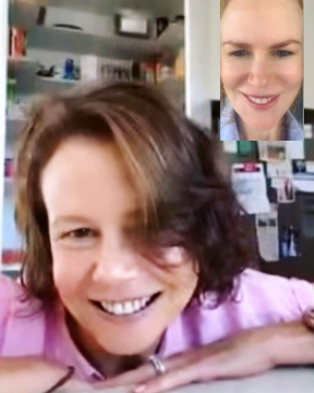 ニコール・キッドマンさんのインスタグラム写真 - (ニコール・キッドマンInstagram)「My sis and I FaceTiming... miss my family in Australia so much. As I’m sure many people are missing their families right now ❤️ #InItTogether」3月21日 9時18分 - nicolekidman