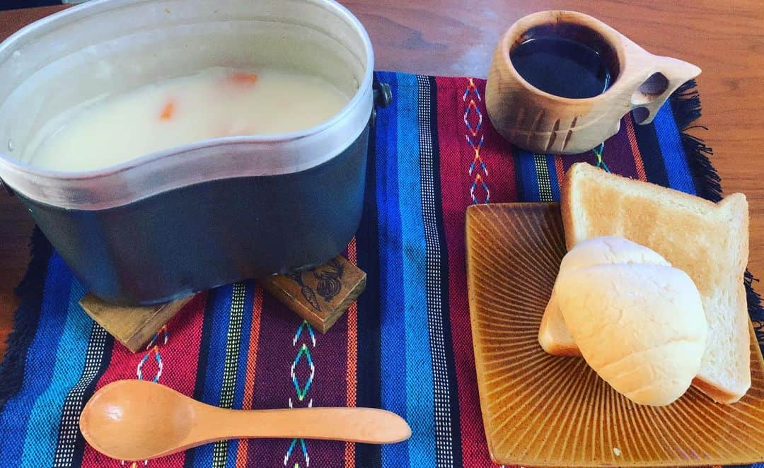 長田成哉のインスタグラム：「腹減ってもう昼食分も食べてしまおうと、飯盒でシチュー作った。  #個人的な自炊の記録 #パンがズレてる」