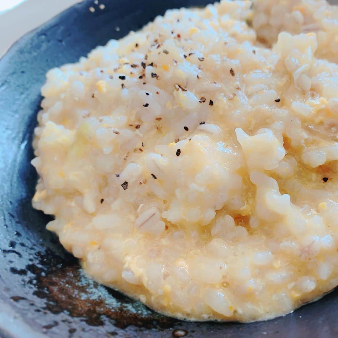 澁谷梓希さんのインスタグラム写真 - (澁谷梓希Instagram)「昨日の夜からレタスを煮浸ししていて 今朝温めて食べた後に残りの汁に 冷やご飯を入れて雑炊にしました . 出汁はしろだし。うま。 #クッキンず」3月21日 9時31分 - azk_s811