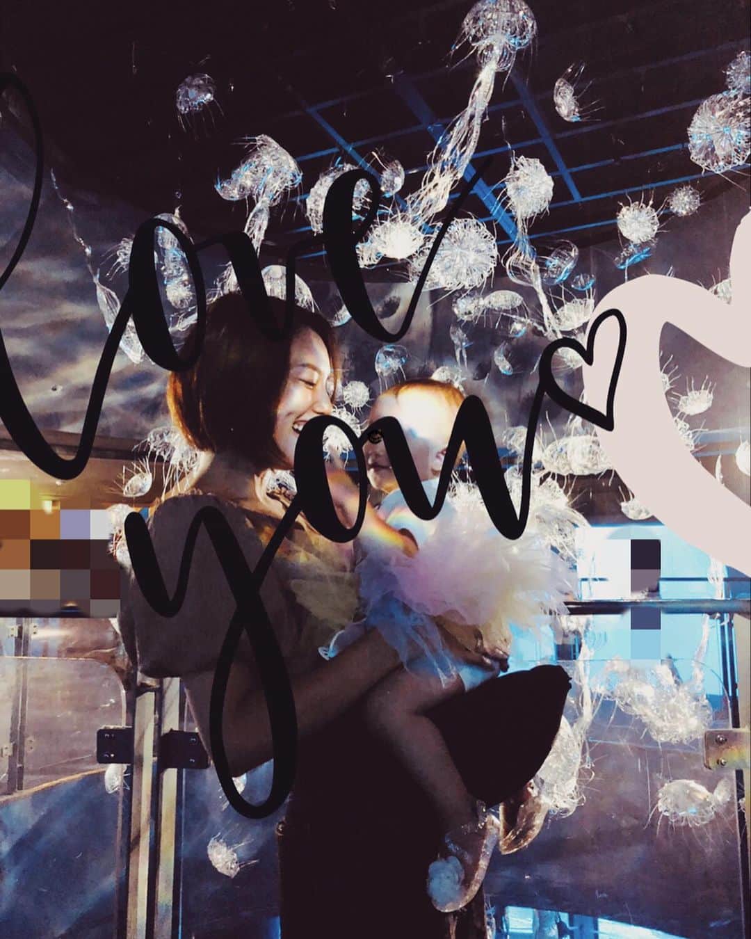 小松舞のインスタグラム：「#1y #1歳 #誕生日 #半年前 よちよち歩きで 水族館へ🐠🐬💕 #👧 #👶」