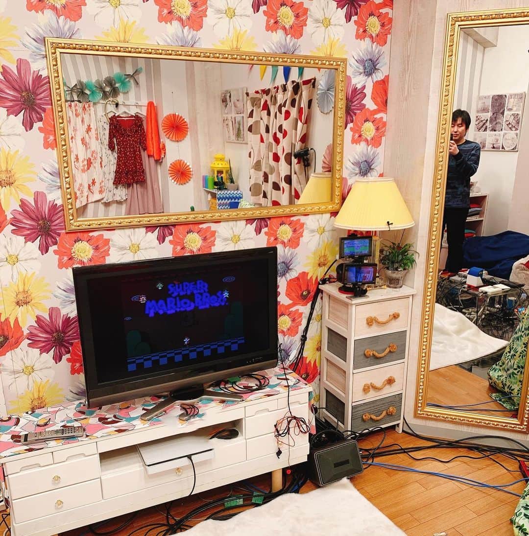 のインスタグラム：「生放送『ゲームセンターCXmini』 普段はグラビアアイドルの方たちがオンラインゲームを楽しんでいるらしい華やかな部屋を間借りして放送。 6月の300分生挑戦はいつもの男くさい部屋に戻ります、たぶん。  #gccxミニ #gccx #6月の生放送もお楽しみに」