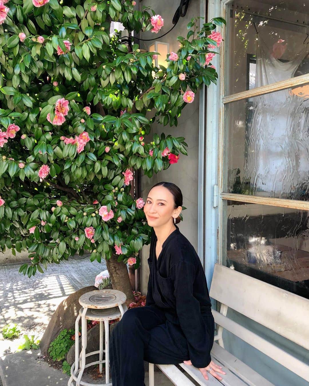 のインスタグラム：「Springtime🌷 four seasons, our reason, one way, one year❤️ #springiscoming #pink photo by @michimadness ❤︎」