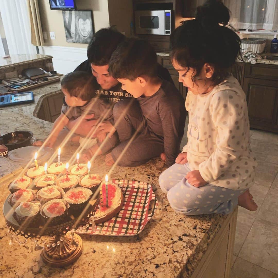 ニコール・ ポリッツィのインスタグラム：「Happy Birthday to our dada @jlavalle5 ! You’re the best daddy to our babies & we’re so lucky to have you! We hope you had a good birthday, even in quarantine 🙏🏽❤️ #YouOld #Family」